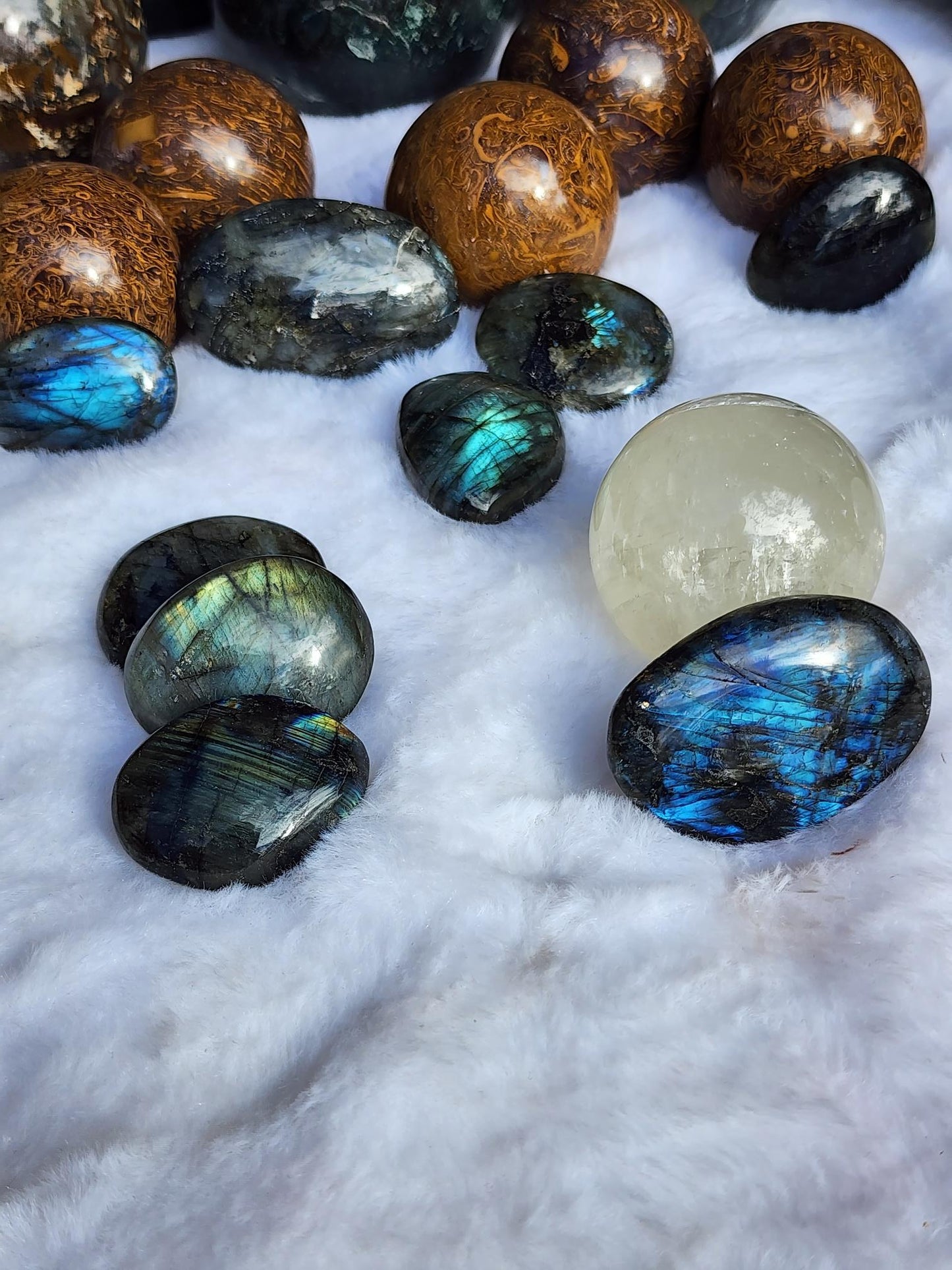 LABRADORITE PALM STONE - HIGH QUALITY FLASH