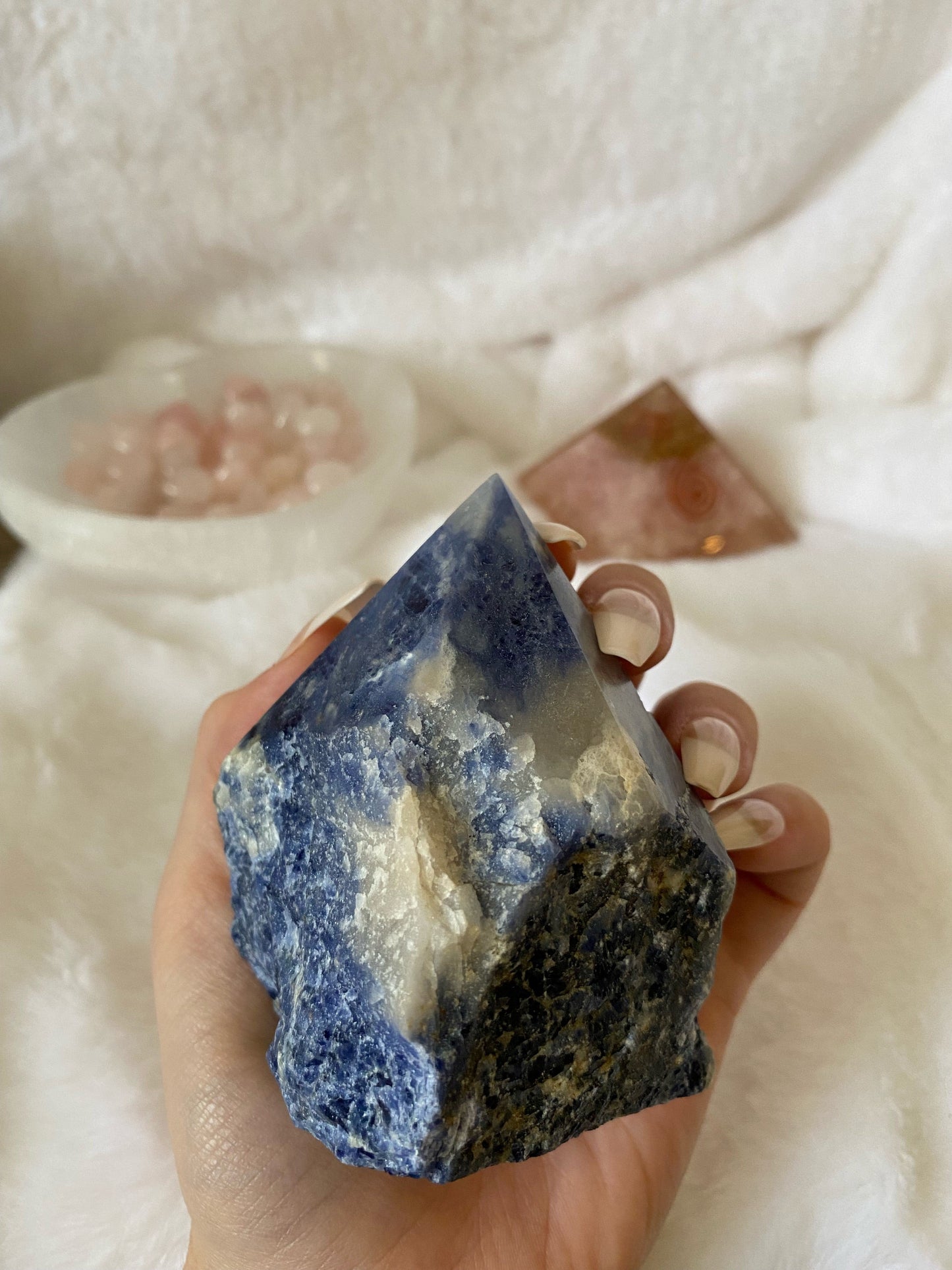 SODALITE TOP POLISHED POINT